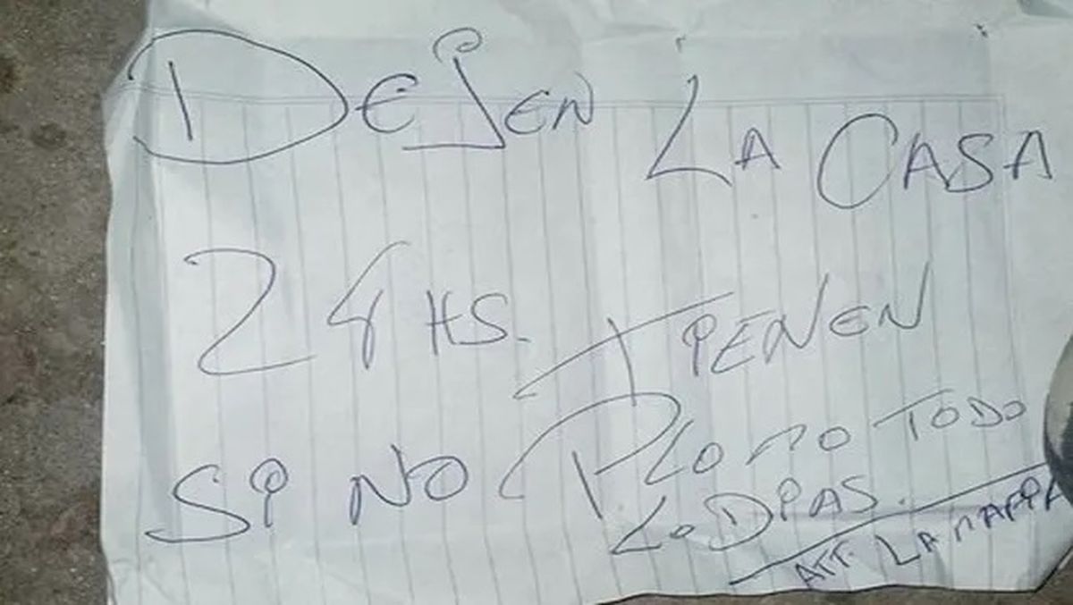 La policía contabilizó en total 39 disparos contra el frente de la vivienda.