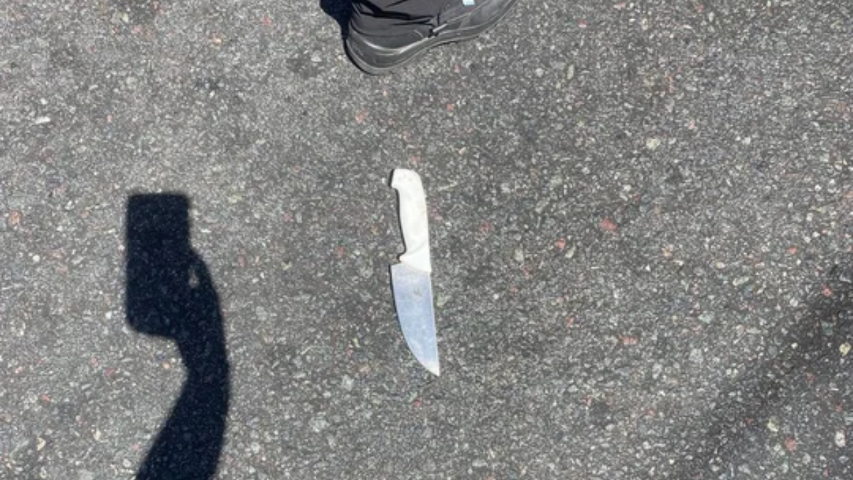 Cuchillo con el que atacó al hombre y al policía. Cuchillo con el que atacó al hombre y al policía.