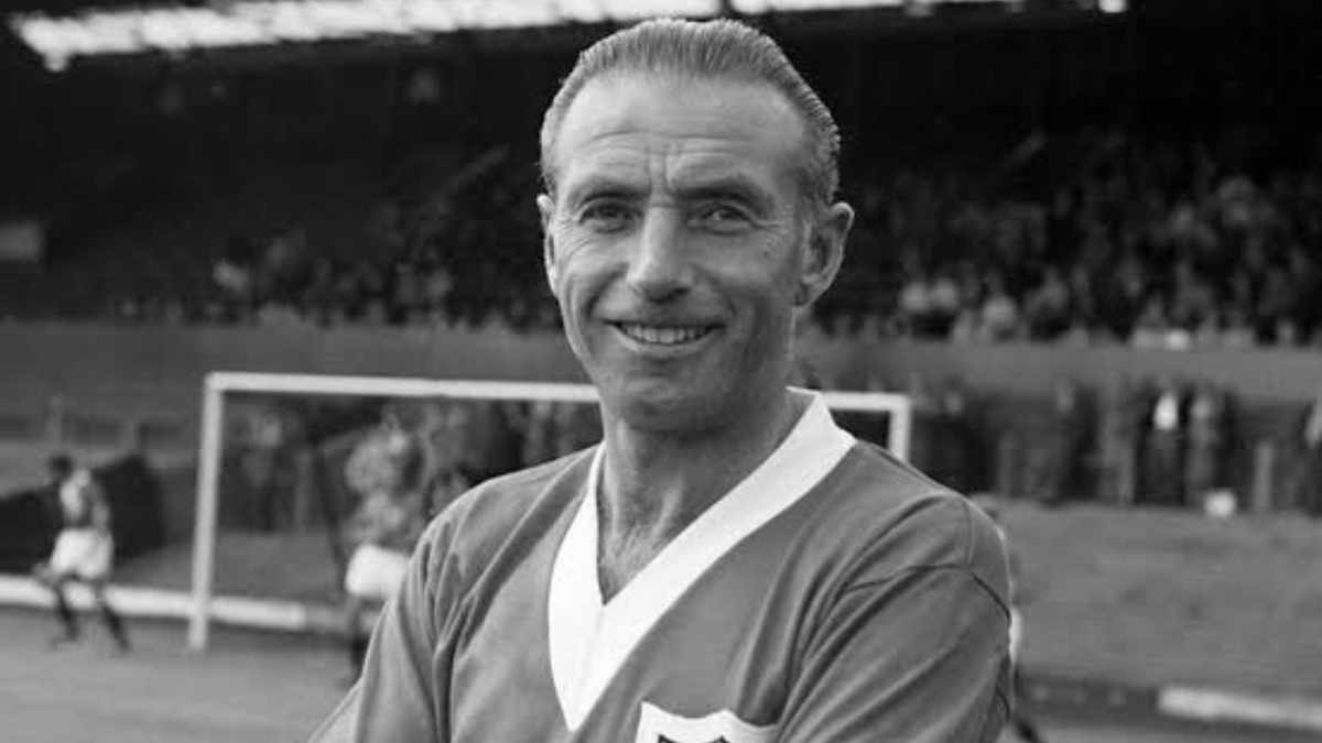 El inglés Stanley Matthews inauguró el palmarés del Balón de Oro en 1956, a los 41 años, y quedó en la historia como el primer futbolista distinguido.