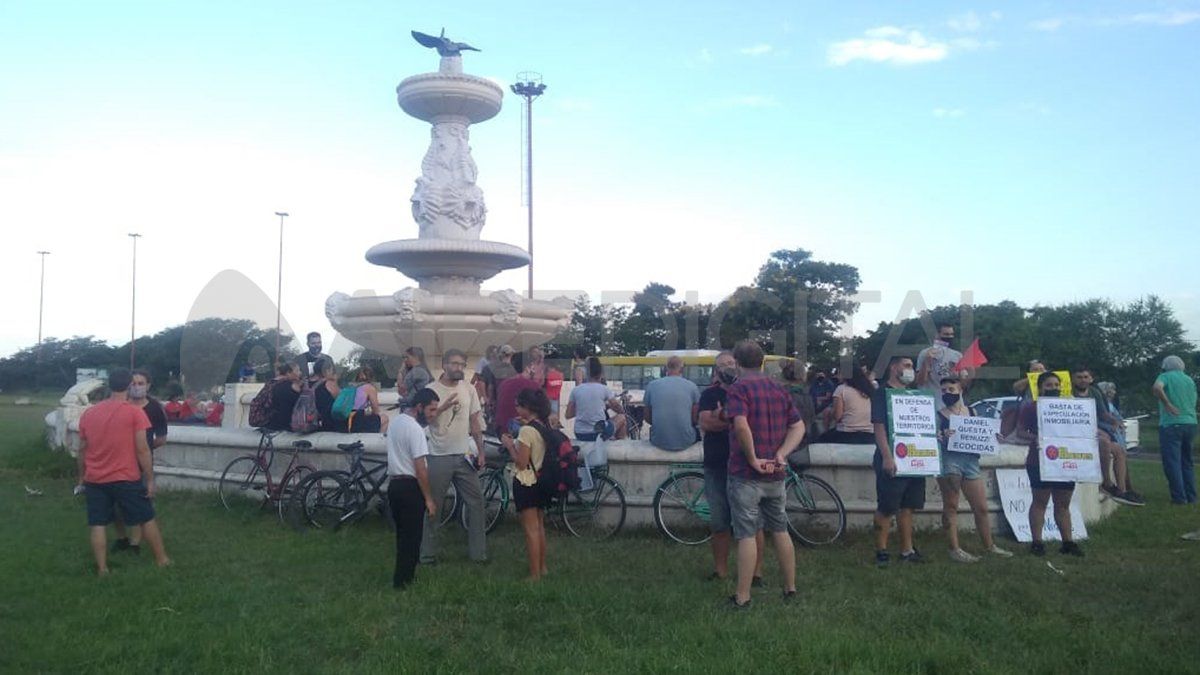 Representantes de vecinales, organizaciones sociales y vecinos en general se manifestaron en el inicio del corredor costero desde la ciudad de Santa Fe. 