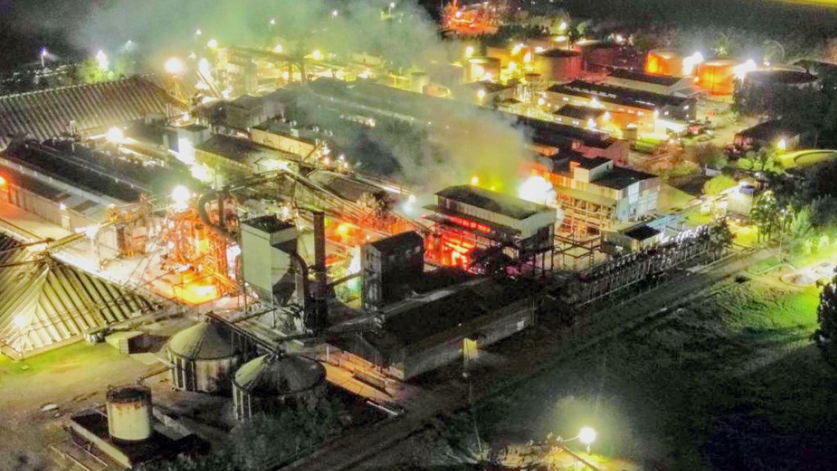 Voraz incendio en la planta de Vicentin en la localidad de Ricardone.
