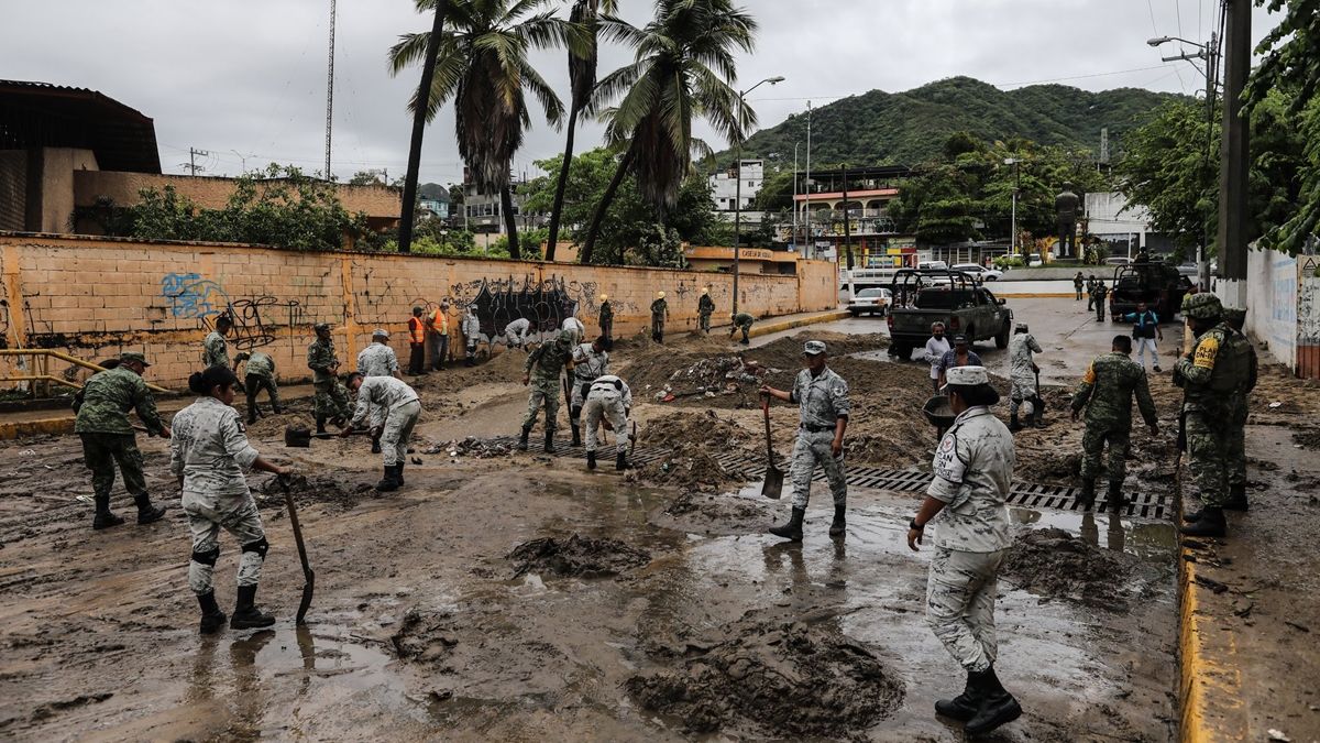 El huracán Blas causó la muerte de dos personas y devastación en playas de las costas del Pacífico mexicano.