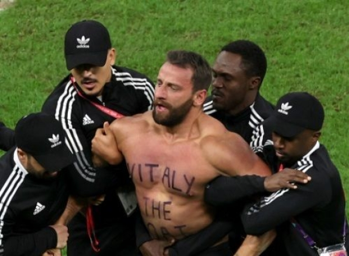 Quién es Vitaly, el millonario ex actor porno y youtuber ruso que entró a la cancha en el