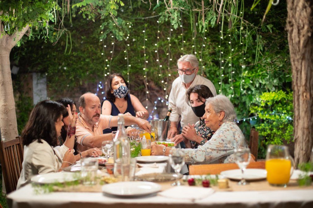 Fiestas en pandemia: las recomendaciones para cuidar a personas mayores que se alojan en residencias