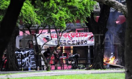 Sigue la toma del club en Newells y los socios pasaron la noche en la sede de la institución Sigue la toma del club en Newells y los socios pasaron la noche en la sede de la institución