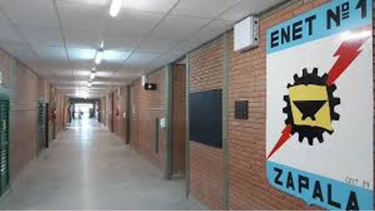 Un padre agredió a directivos de una escuela en Zapala tras exigir la devolución de un vapeador. Un padre agredió a directivos de una escuela en Zapala tras exigir la devolución de un vapeador.