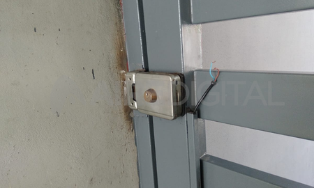 Para ingresar al edificio el ladrón rompió los cables de la cerradura magnética. A pesar de sus esfuerzos, no pudo entrar. Para ingresar al edificio el ladrón rompió los cables de la cerradura magnética. A pesar de sus esfuerzos, no pudo entrar.