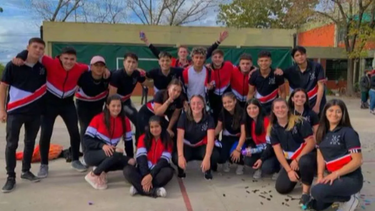 Todo comenzó con este video donde compañeros le regalan una chomba a un joven que no podía pagarla.