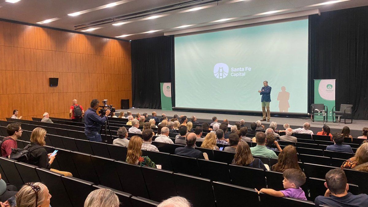 Jatón explicó que se trabajó durante cinco meses con una mesa de instituciones para organizar los ffestejos de los 450 años.