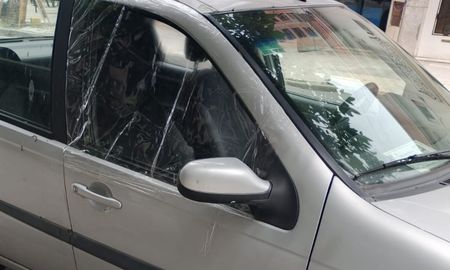 Robo en 9 de Julio y Obispo: el vidrio del auto quedó completamente destrozado.