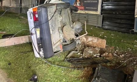 El impactar contra un poste el vehículo dio un giro y el conductor murió en el acto. El impactar contra un poste el vehículo dio un giro y el conductor murió en el acto.