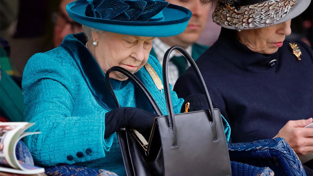 La reina Isabel II no se separaba de sus carteritas de Launer.