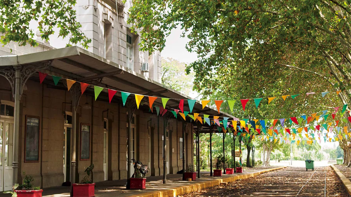 El Parque Municipal Independencia ofrece una de las zonas de acampe y recreaci&oacute;n m&aacute;s grandes de la regi&oacute;n, siendo un refugio natural para las familias durante el verano.
