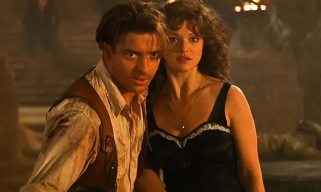 La película original de La momia combinó terror, comedia y romance en una trama que giraba alrededor de una expedición de buscadores de tesoros en el desierto del Sáhara en 1925. La película original de La momia combinó terror, comedia y romance en una trama que giraba alrededor de una expedición de buscadores de tesoros en el desierto del Sáhara en 1925.