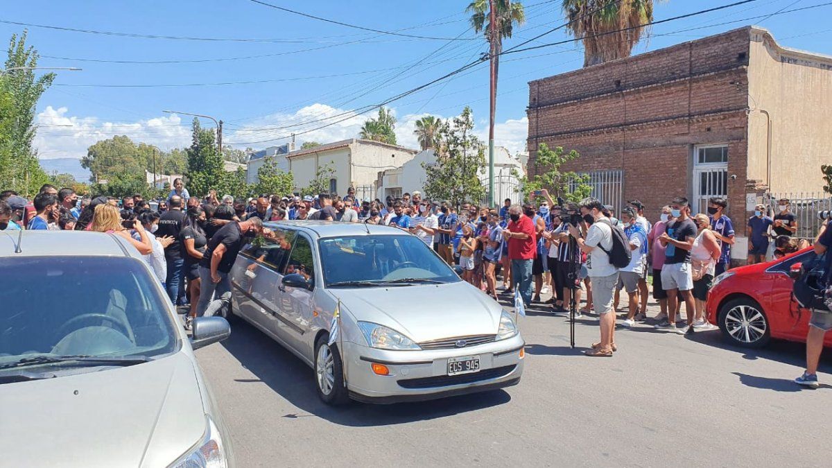 Una multitud despidi&oacute; los restos de Santiago Morro Garc&iacute;a, &iacute;dolo de Godoy Cruz de Mendoza que fue hallado sin vida este s&aacute;bado en su departamento. Ten&iacute;a 30 a&ntilde;os.