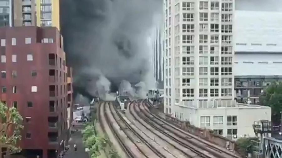 Se cree que el incendio se produjo en un taller de reparación de automóviles en uno de los arcos debajo de la estación.