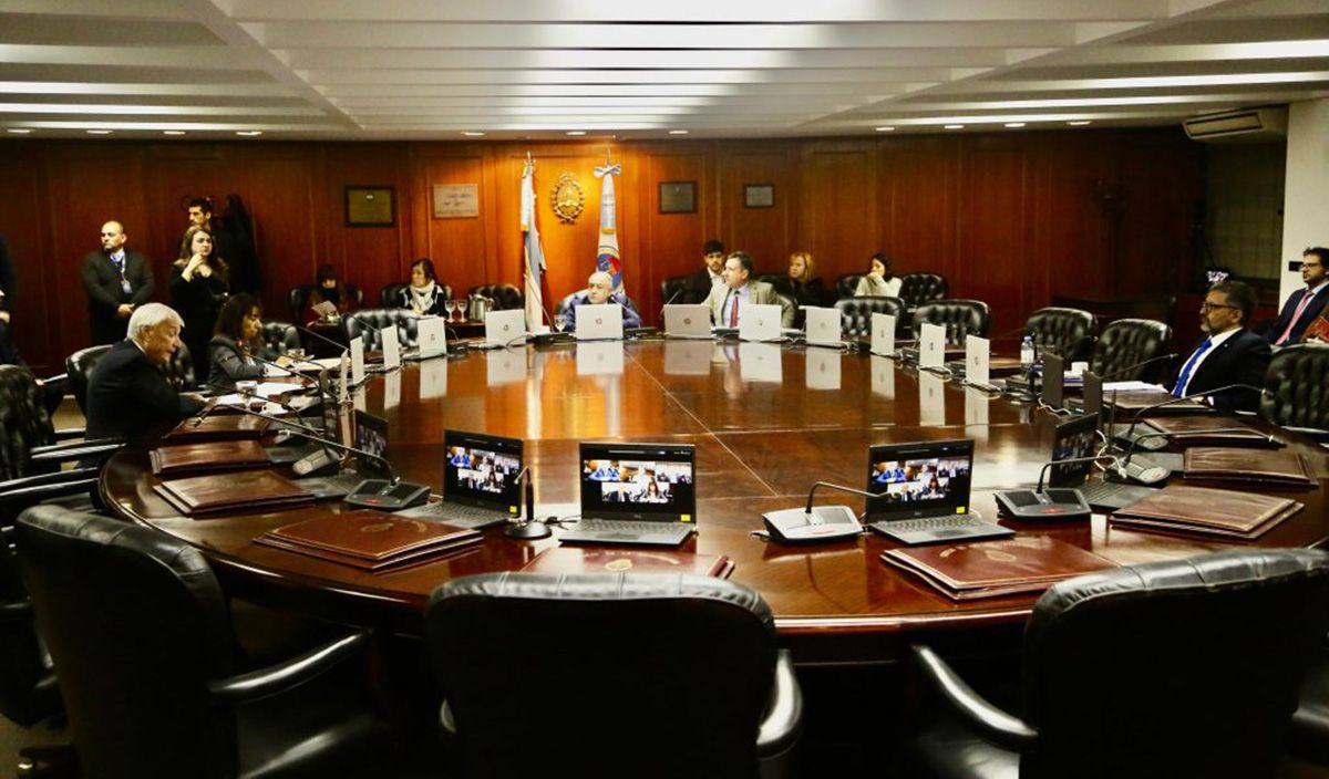 Tras la reforma de 1994, el Consejo de la Magistratura y otros institutos clave debieron esperar años por su regulación legal. Tras la reforma de 1994, el Consejo de la Magistratura y otros institutos clave debieron esperar años por su regulación legal.