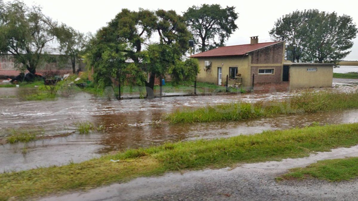 Desde horas de la mañana de este jueves se registraron fuertes chaparrones que inundaron la ciudad de Gálvez, Colonia Belgrano, San Fabián, Coronda y Arocena.