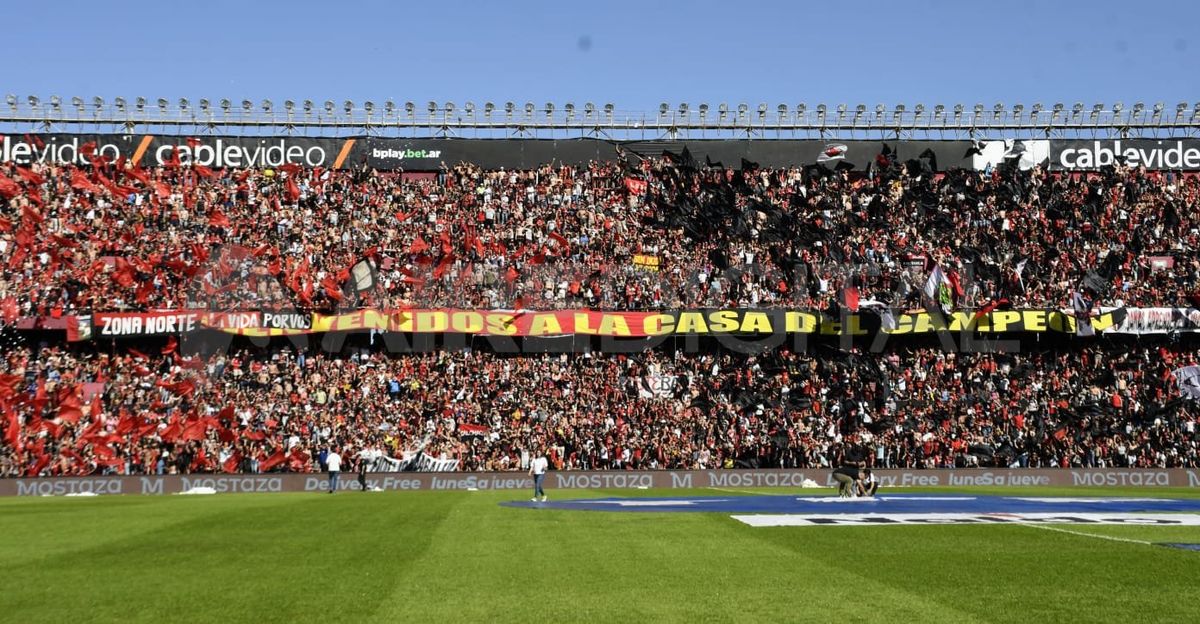 La hinchada de Colón en el clásico santafesino. La hinchada de Colón en el clásico santafesino.