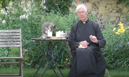 Video: un gato roba leche a un sacerdote en pleno sermón mañanero Video: un gato roba leche a un sacerdote en pleno sermón mañanero