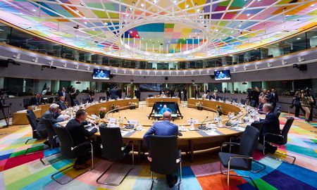 La Unión Europea le otorga a Ucrania y Moldavia el estatus de países candidatos a la adhesión. La Unión Europea le otorga a Ucrania y Moldavia el estatus de países candidatos a la adhesión.