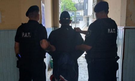 Fue arrestado este sábado en barrio Barranquitas de Santa Fe por robo calificado. Lo investigan por un crimen ocurrido hace 8 días. Fue arrestado este sábado en barrio Barranquitas de Santa Fe por robo calificado. Lo investigan por un crimen ocurrido hace 8 días.