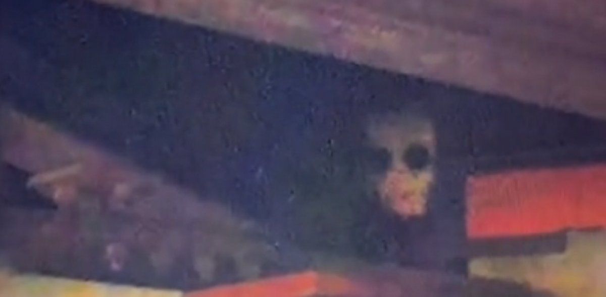 Video viral: un joven causa terror en TikTok al encontrar la figura de Pennywise bajo un puente.