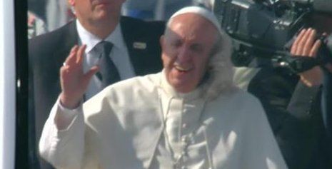 Arrojaron un objeto contra el Papa y se encendió el alerta