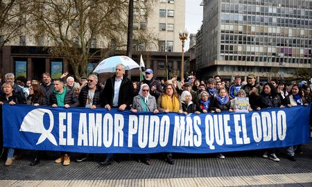 Referentes de derechos humanos afirmaron este jueves que si la Libertad Avanza (LLA) gana las elecciones nos vamos a quedar sin país. Referentes de derechos humanos afirmaron este jueves que si la Libertad Avanza (LLA) gana las elecciones nos vamos a quedar sin país.