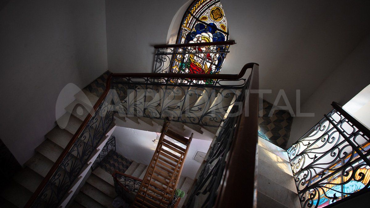 El acceso al campanario se da a través de uno de los laterales del templo, una puerta baja de hierro es la antesala a la escalera que precede el recorrido que comienza en los escalones de mármol para luego continuar en una estructura con forma de caracol que lleva al final del recorrido.