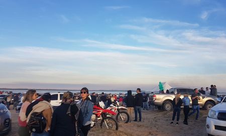 Este fin de semana, se desarticularon fiestas en lugares cerrados y en espacios públicos, como sucedió en el paraje conocido como El Chaquito, sobre las playas de la Setúbal. Este fin de semana, se desarticularon fiestas en lugares cerrados y en espacios públicos, como sucedió en el paraje conocido como El Chaquito, sobre las playas de la Setúbal.