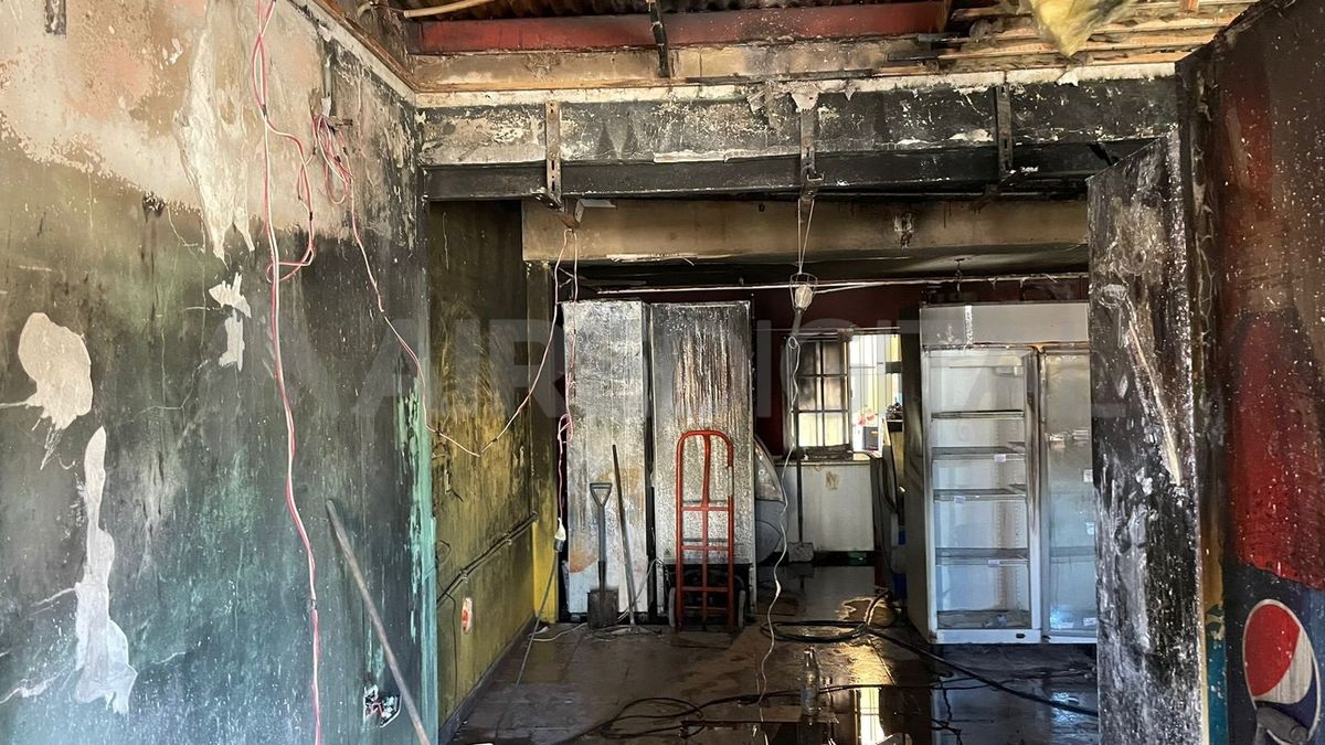 En el incendio se perdió mercadería, heladeras y estantes. En el incendio se perdió mercadería, heladeras y estantes.