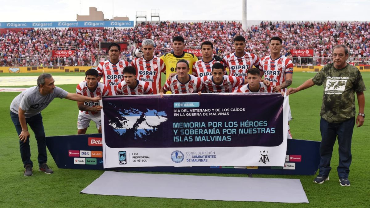 Así formó Unión, que posó con una bandera: "Memoria por los héroes y soberanía por nuestras Islas Malvinas". Así formó Unión, que posó con una bandera: "Memoria por los héroes y soberanía por nuestras Islas Malvinas".