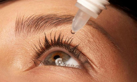 La mujer se quedó dormida con sus lentes de contacto puestos, sintió la necesidad de echarse un lubricante y casi comete el peor error de su vida. La mujer se quedó dormida con sus lentes de contacto puestos, sintió la necesidad de echarse un lubricante y casi comete el peor error de su vida.