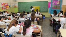 Este martes, 55.736 docentes, directivos, secretarios y preceptores tendrán depositado el incentivo mensual. También se pagará el premio trimestral.