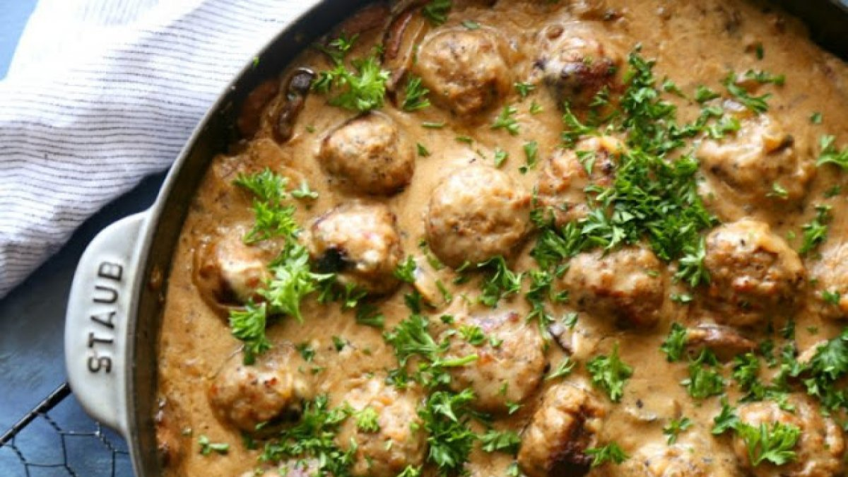 Las albóndigas Stroganoff son una gran alternativa a las tradicionales con salsa de tomate.