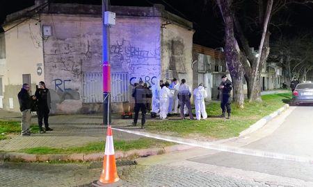 Un joven murió en Rosario y un adolescente se encuentra peleando por su vida tras un ataque a balazos en el barrio República de la Sexta. Un joven murió en Rosario y un adolescente se encuentra peleando por su vida tras un ataque a balazos en el barrio República de la Sexta.