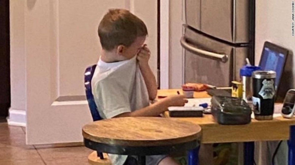 Fotografió a su hijo de 5 años llorando al no entender la clase virtual