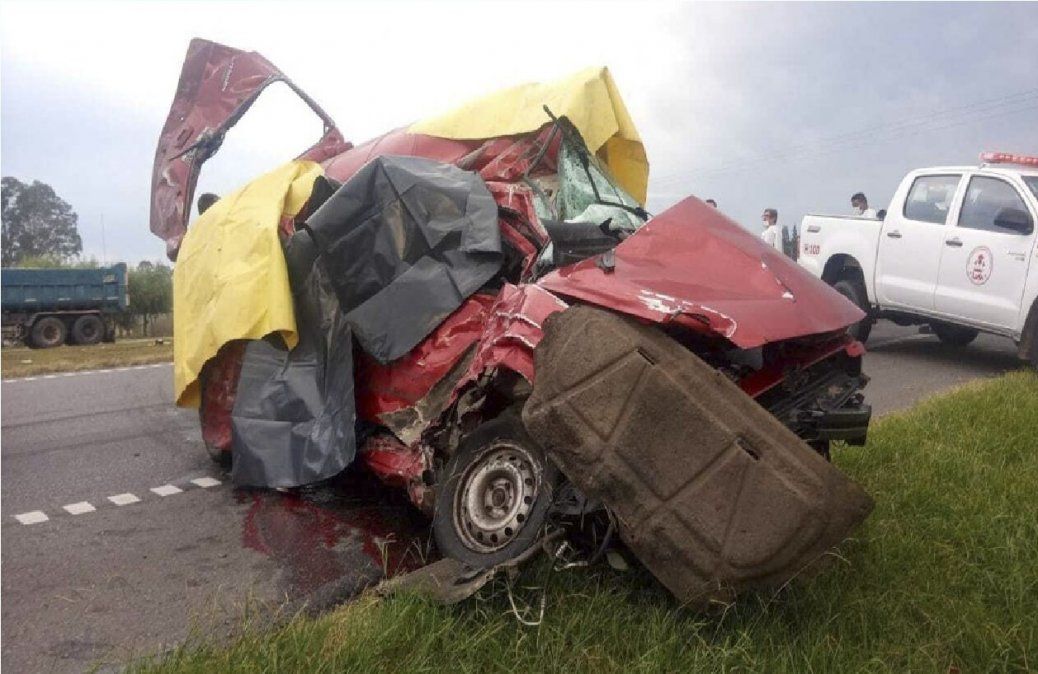 Buscan a familiares de un bebé que resultó herido en un accidente en el que murieron sus padres