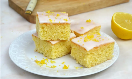 Bizcochuelo de limón para disfrutar en el desayuno o la merienda. Bizcochuelo de limón para disfrutar en el desayuno o la merienda.