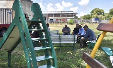 Jatón firmó un convenio para la realización de una campaña de sensibilización y recolección de tapitas plásticas que se entegarán a Quanta para que lo transforme en mobiliario urbano recreativo. Jatón firmó un convenio para la realización de una campaña de sensibilización y recolección de tapitas plásticas que se entegarán a Quanta para que lo transforme en mobiliario urbano recreativo.