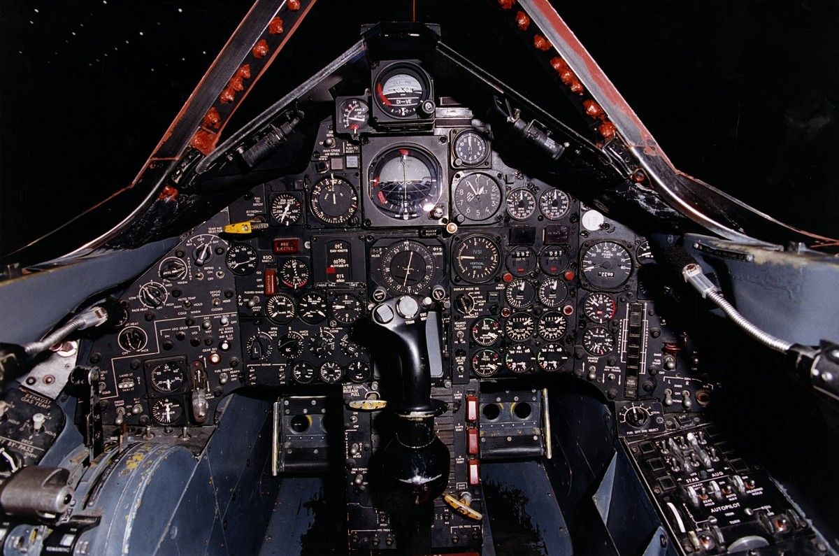 Además de los instrumentos necesarios para volarlo, la cabina del SR-71 Blackbird fue diseñada para soportar temperaturas y presiones extremas a gran altura. Este cockpit tenía dos asientos, uno para el piloto y otro para el Oficial de Sistemas de Reconocimiento, responsable de operar los dispositivos de vigilancia y comunicación. Además de los instrumentos necesarios para volarlo, la cabina del SR-71 Blackbird fue diseñada para soportar temperaturas y presiones extremas a gran altura. Este cockpit tenía dos asientos, uno para el piloto y otro para el Oficial de Sistemas de Reconocimiento, responsable de operar los dispositivos de vigilancia y comunicación.