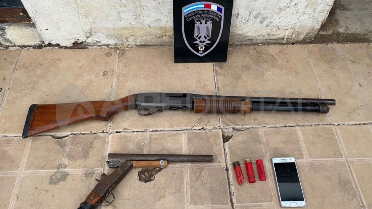 El pistolón y la escopeta que fueron secuestrados en el operativo