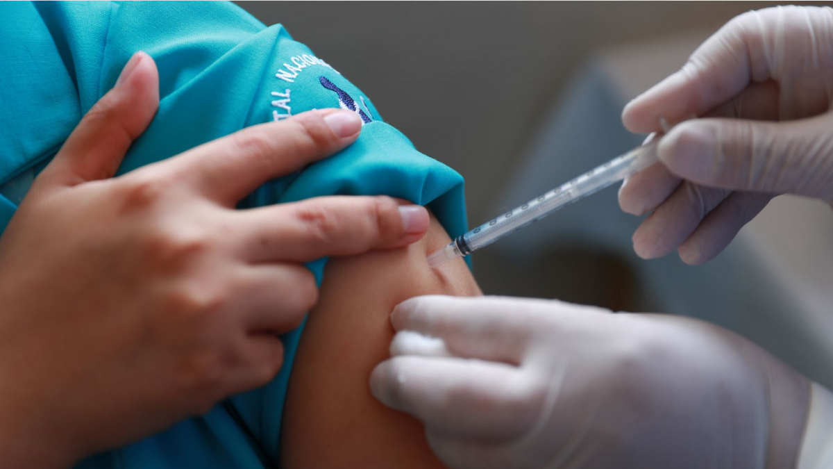 El Gobierno prevé haber vacunado a "todo el personal de riesgo" del país a fin de año.