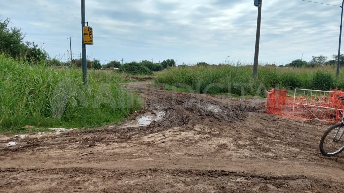 Las calles del barrio están marcadas y algunas de ellas inundada.