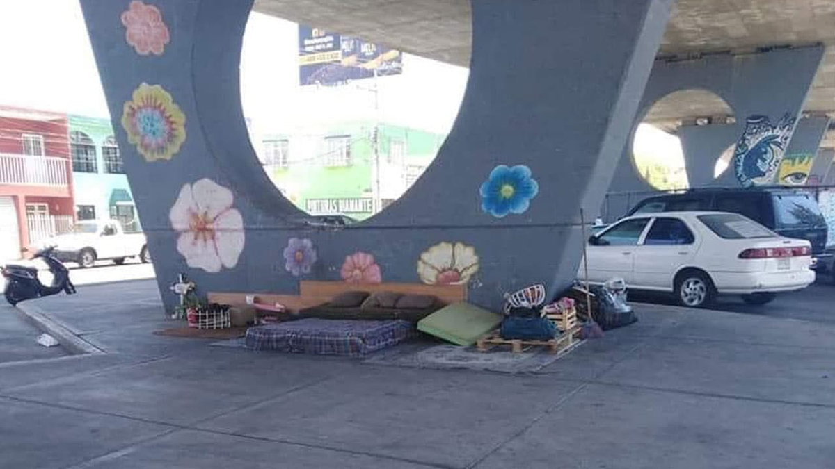 Se vuelve viral la habitación de indigente bajo un puente por su orden y limpieza