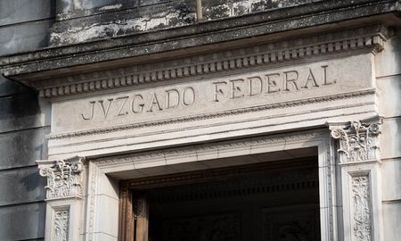 Hasta el momento, la Justicia federal de Santa Fe llamó a indagatoria a dos de los diez sospechosos por distintos hechos ocurridos en la ciudad. Hasta el momento, la Justicia federal de Santa Fe llamó a indagatoria a dos de los diez sospechosos por distintos hechos ocurridos en la ciudad.