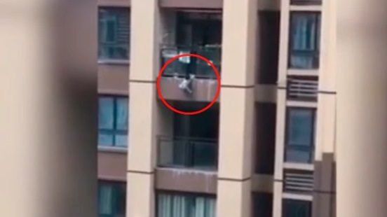 Con sábanas, salvaron la vida de un niño de 3 años que cayó de un sexto piso