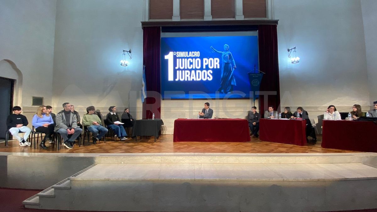 El simulacro del juicio por jurados se realizó en el Paraninfo de la UNL con la participación de autoridades y estudiantes. El simulacro del juicio por jurados se realizó en el Paraninfo de la UNL con la participación de autoridades y estudiantes.