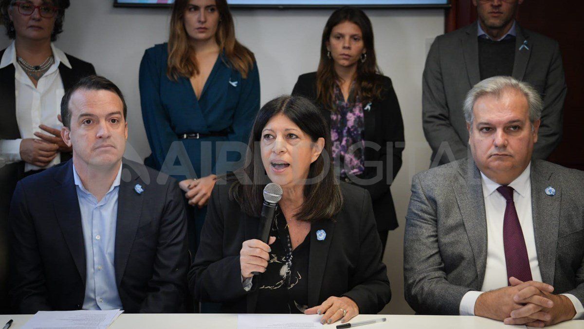Joaquín Blanco, Clara Garcia y Pablo Farías, legisladores socialistas que encabezaron la conferencia de prensa por la Reforma de la Constitución.